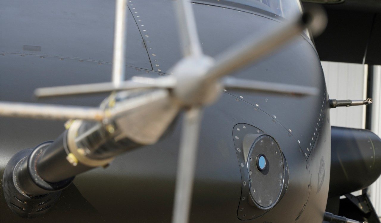 SBF平安险是洛克希德·马丁公司的引航分布式孔径的核心传感器(pda)传感器。pda是第一个战术为陆军航空多功能DAS系统的安装。照片由贝尔。