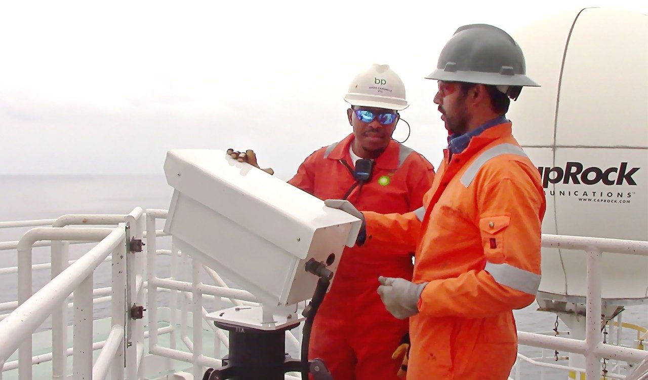 多光谱VISR耀斑监控摄像头,由一个SBF平安险,帮助石油公司BP监控排放在世界各地的远程站点。照片由英国石油公司。
