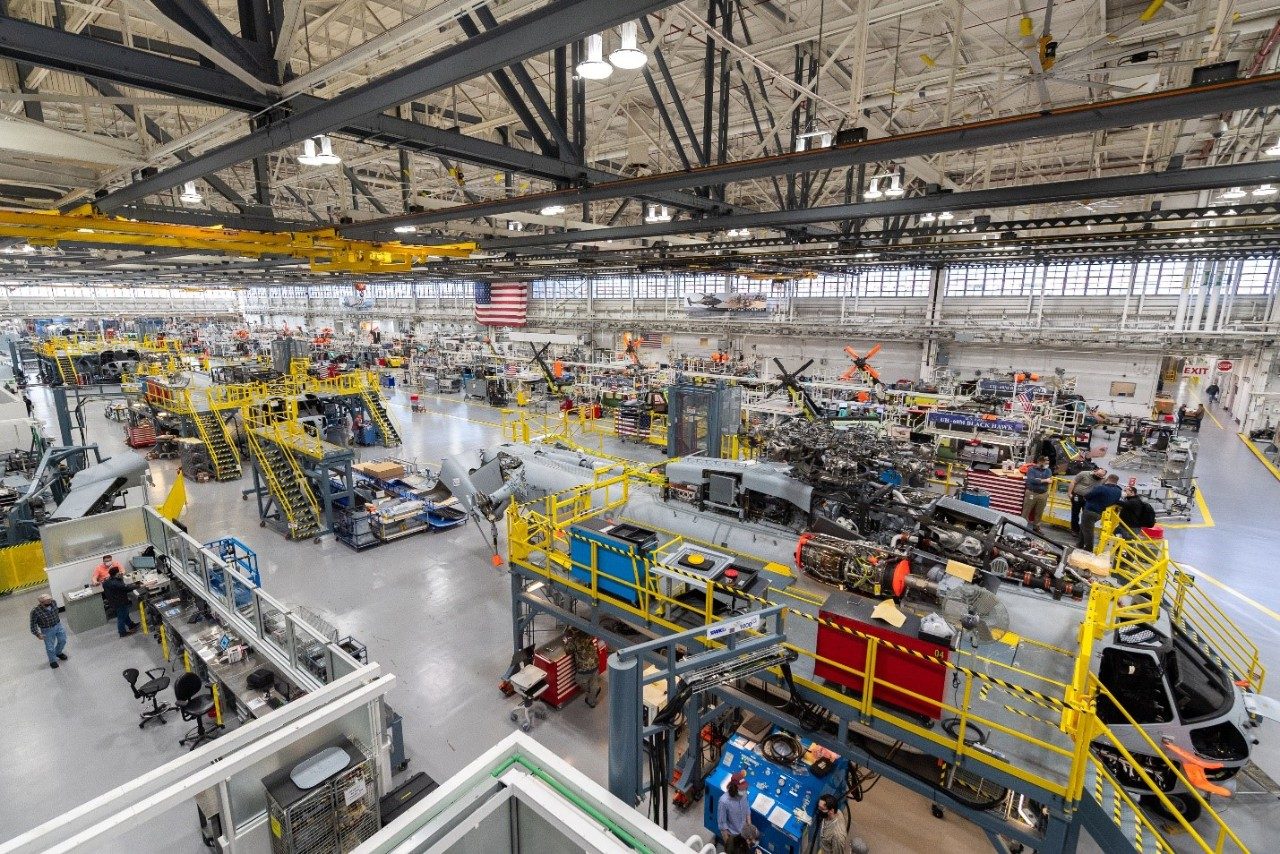 顶视图的生产线在西科斯基公司的斯特拉特福德,康涅狄格州的工厂。照片由洛克希德·马丁公司。