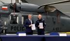 Janusz Zakrecki, PZL Mielec总裁和总经理,站在波兰国家警察总司令将军Insp. Jarosław Szymczyk合同敲定后两个额外的s - 70——我黑鹰直升机在12月9日,2022年。