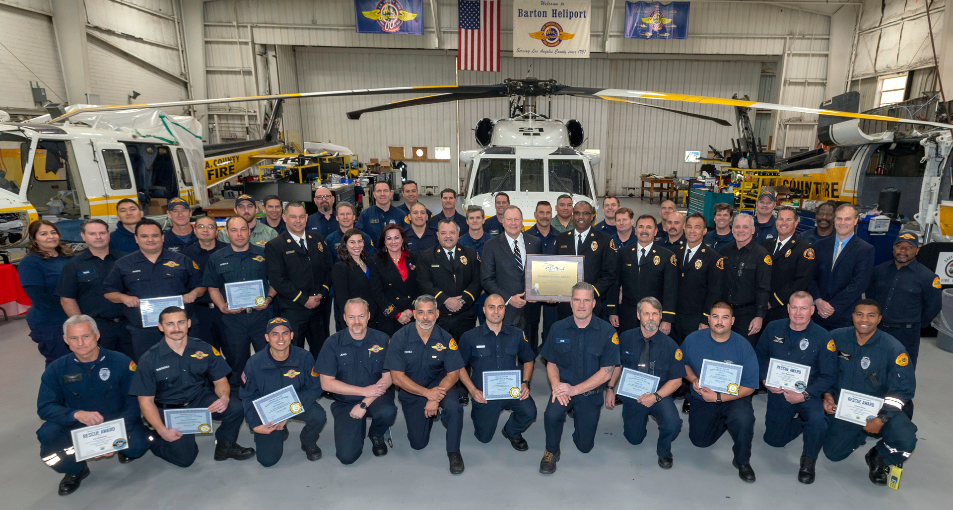 洛杉矶县消防局空中作战科的成员与2018年11月的伍尔西火灾作斗争，并获得了西科斯基救援和维护奖。该部门还获得了西科斯基人道主义奖。图片来源:洛杉矶县消防局。