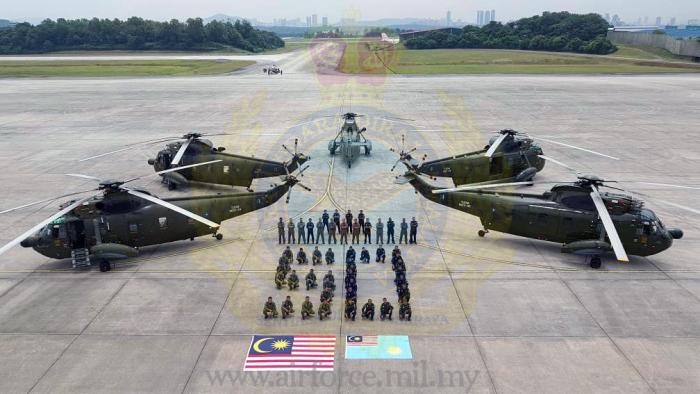 西科斯基Nuri S-61飞行员和机组人员穿着皇家空军制服