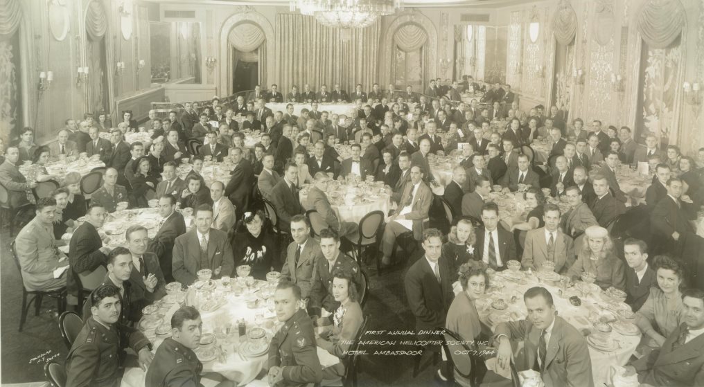 美国直升机协会的第一届年度晚宴，1944年图片提供:垂直飞行协会