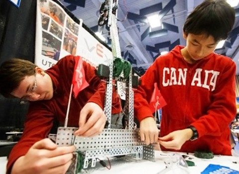 两个小男孩参与机器人技术的挑战