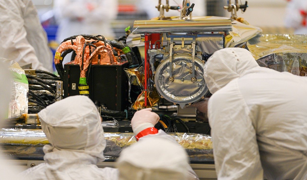 新GOES-U,美国海军Research-built紧凑日冕仪看到被安装在航天器由洛克希德·马丁公司工程师在公司的位置在利特尔顿,科罗拉多。