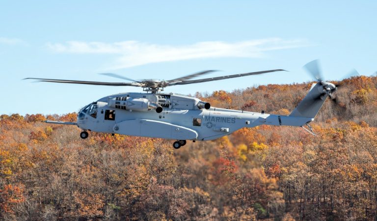 西科斯基公司提供两个ch - 53直升机®美国海军陆战队直升机
