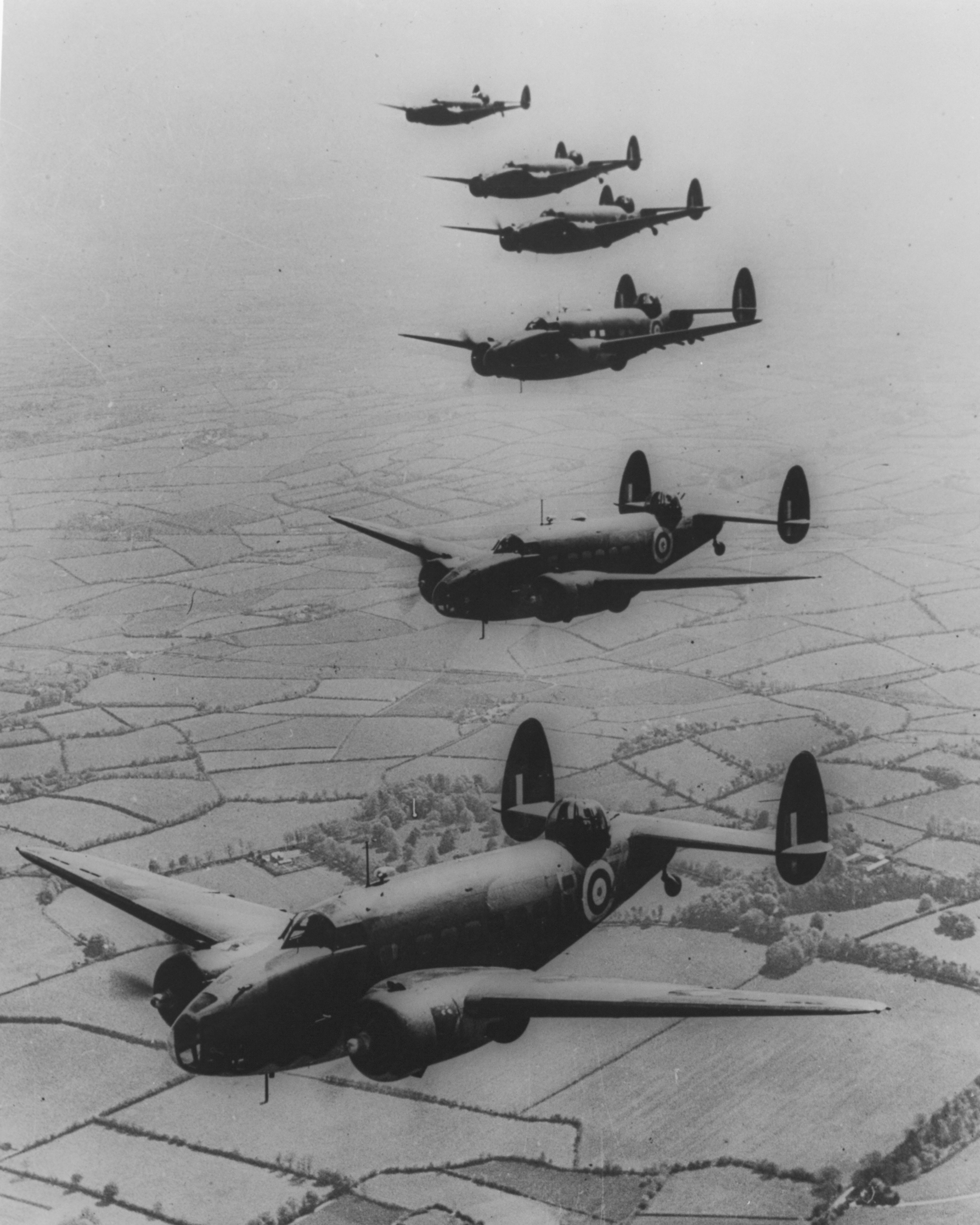 1940年的今天，六架哈德逊战机编队在英格兰上空飞行。