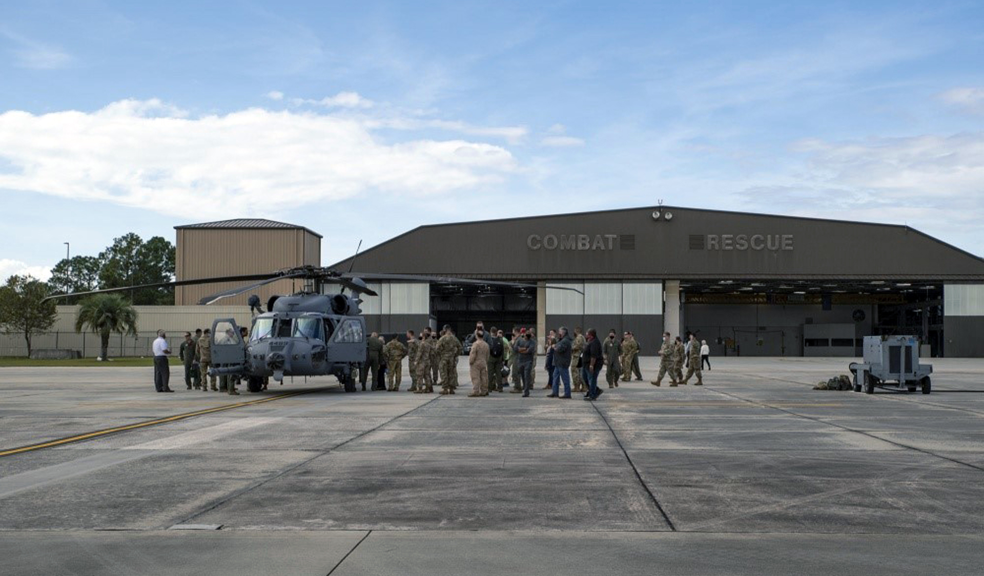 2020年11月5日，第23联队的飞行员在乔治亚州穆迪空军基地检查他们的新型HH-60W Jolly Green II;美国空军摄影Andrea Jenkins